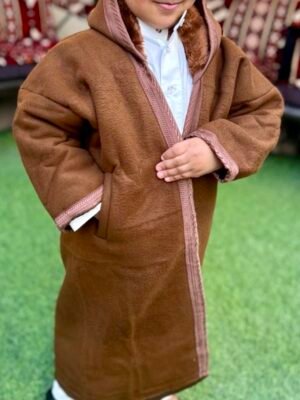 فروة الأولاد والبنات اللون البني