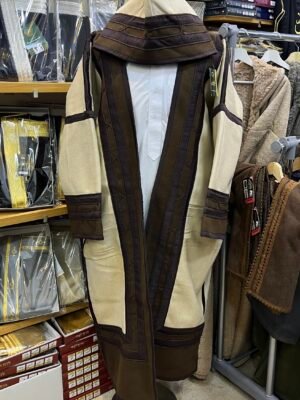 فروة من الجوخ الفاخر والفرو الناعم بيج